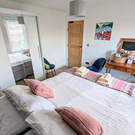 Cosy Guest Room In A Family Home With Free Parking Edinburgh Bagian luar foto